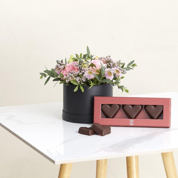 Floristens kreative valg i æske med marcipanhjerter